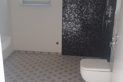 Fußboden und Deko mit schwarzen Mosaik 2cm x 2cm